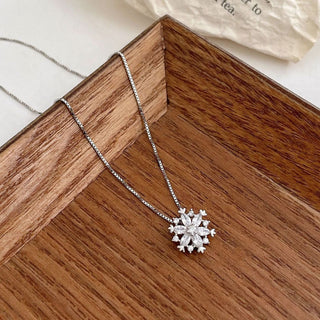 Flower Shaped Necklace with Rhinestone