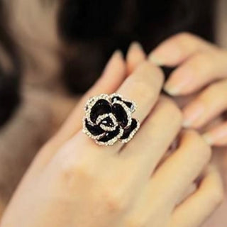Midnight Bloom – Noir Rose Ring