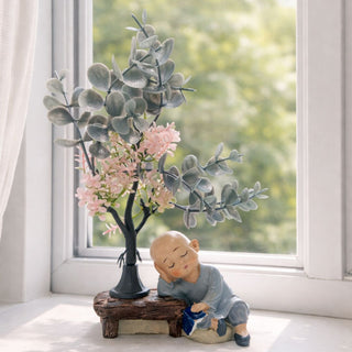 आराम करते हुए आलसी भिक्षु मूर्ति