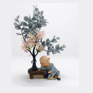 आराम करते हुए आलसी भिक्षु मूर्ति