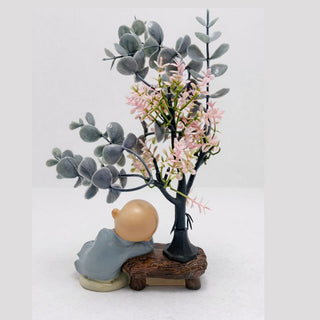 आराम करते हुए आलसी भिक्षु मूर्ति